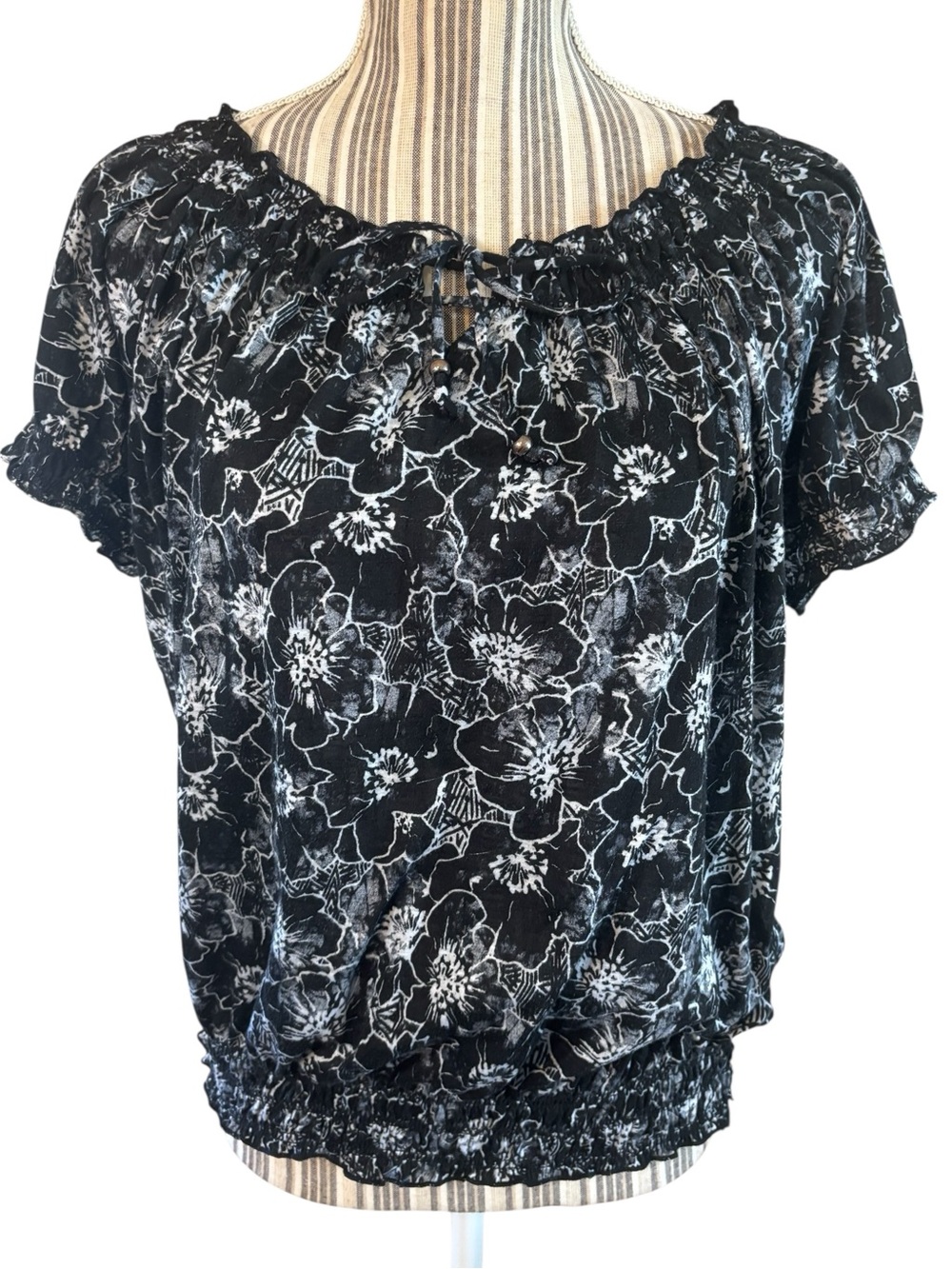 Faded Glory Peasant Blouse XL Black White Floral Smocked Hems Short Sleeves Ties
